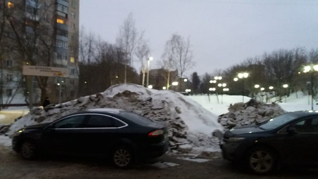 Автолюбители устроили из сквера парковку